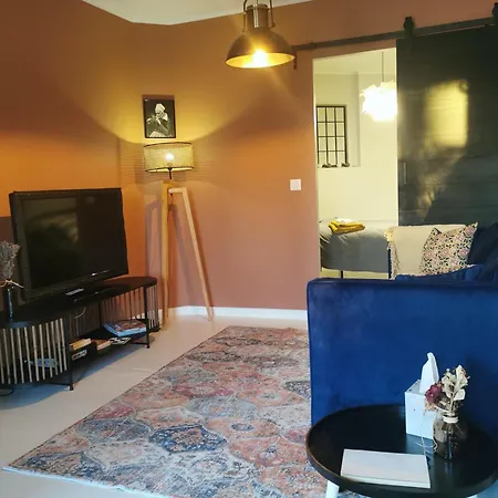 Proche Saint-emilion, Confortable Renove Avec Terrasse - 2 Personnes Сasa de vacaciones *