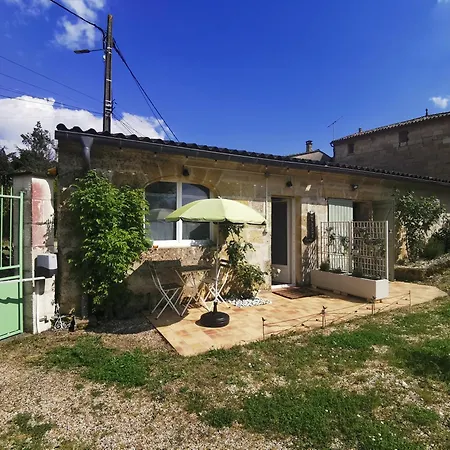 Proche Saint-emilion, Confortable Renove Avec Terrasse - 2 Personnes Holiday home Sainte-Terre