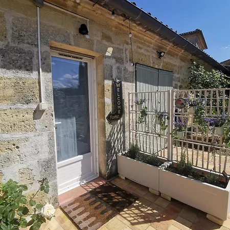 Proche Saint-emilion, Confortable Renove Avec Terrasse - 2 Personnes Holiday home Sainte-Terre